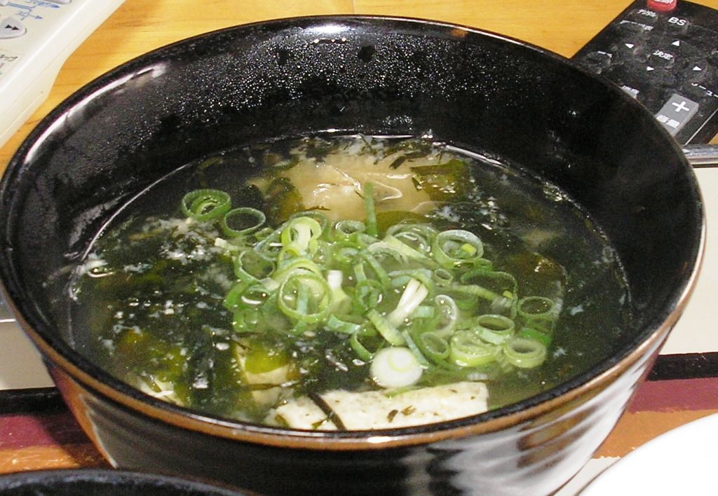 アカモクとワカメの海藻味噌汁 鯛狸 の豆日記